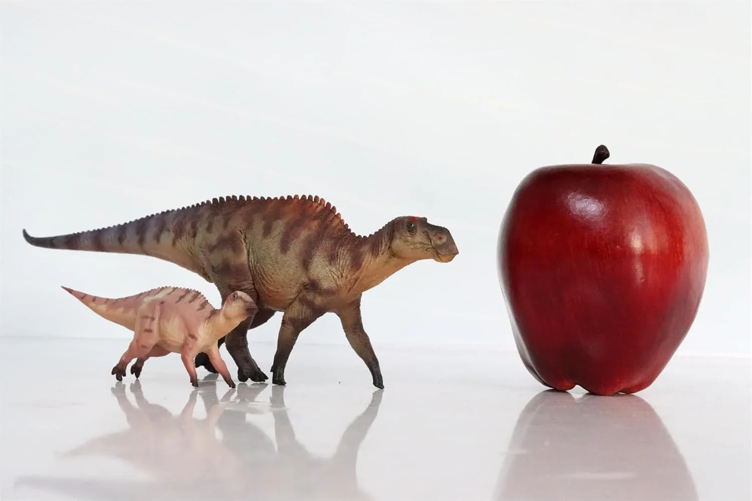 1:35 Scale Maiasaura Mother and Son Model Dinosaur Animal Action Figure Decor Scene Birthday Gift (Red with Box)