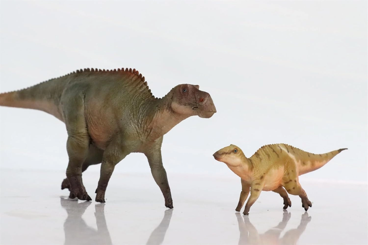 1:35 Scale Maiasaura Mother and Son Model Dinosaur Animal Action Figure Decor Scene Birthday Gift (Green with Box)