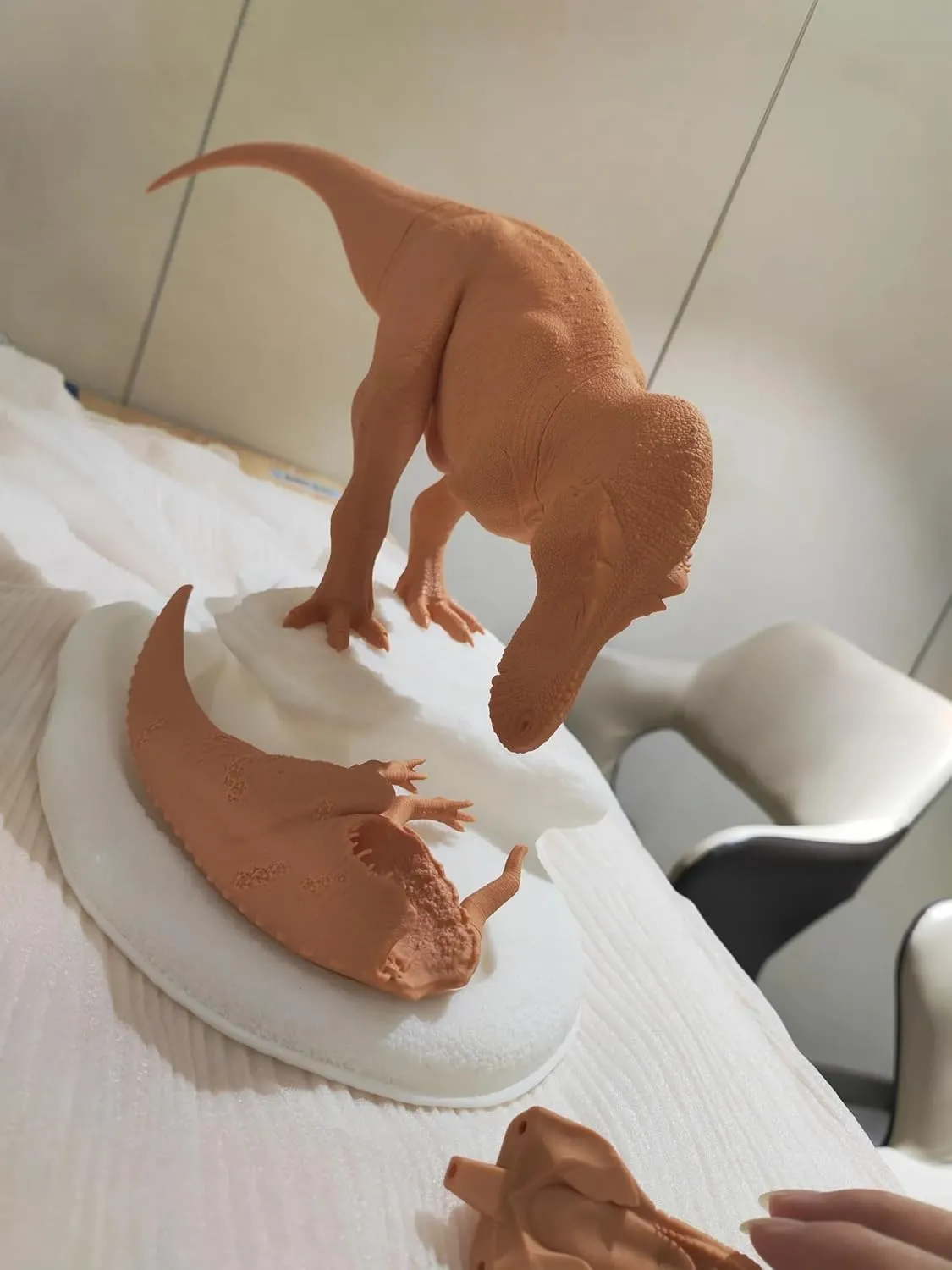 HOCHEN Studio 1:35 Scale Tarbosaurus Hunt Hadrosaurs Scene Model Dinosaur Figure Animal Collector Gift for Adult (Unpainted)
