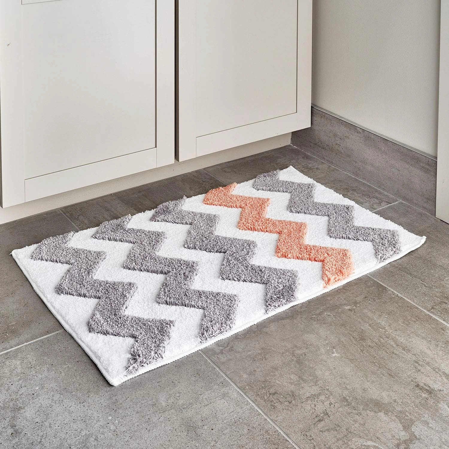 iDesign Chevron Microfiber Polyester Bath Mat, Non-Slip Shower Accent Rug for Master, Guest, and Kids' Bathroom, Entryway, 34" x 21", Light Gray and Coral