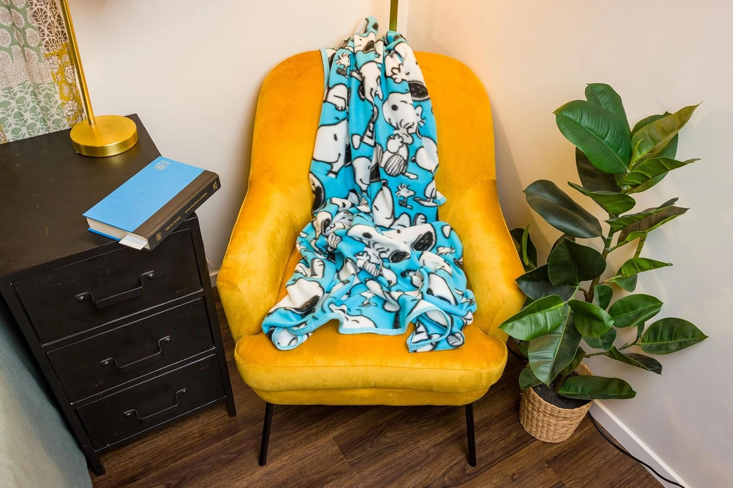 Silver Buffalo Peanuts Snoopy Multi Pose Expression 45" x 60" Fleece Throw, Soft and Cozy Blanket, 180 GSM