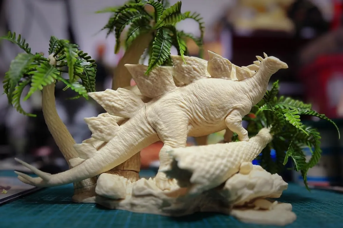 WLNTDOLA Passion Charger Studio 1:35 Scale Stegosaurus Scene Statue Model Stegosauridae Figure Animal Collector GK Decor Gift for Adult (Unpainted)