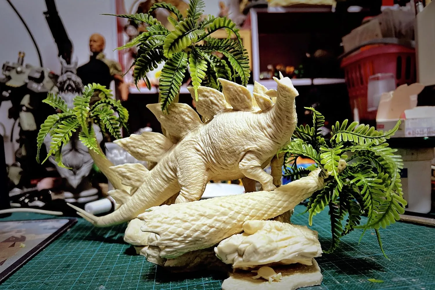 WLNTDOLA Passion Charger Studio 1:35 Scale Stegosaurus Scene Statue Model Stegosauridae Figure Animal Collector GK Decor Gift for Adult (Unpainted)